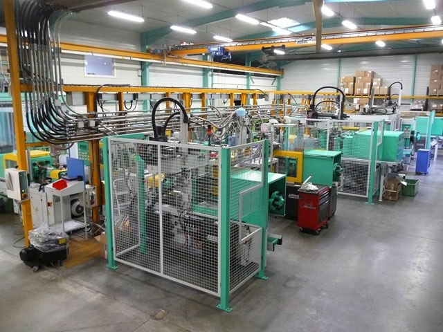 Ilot de presses robotisées : 4 presses de 40 à 200 tonnes